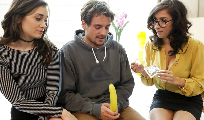 Зрелая мамашка не только рассказывает молодым как нужно сексом заниматься, но и всё показывает на практике